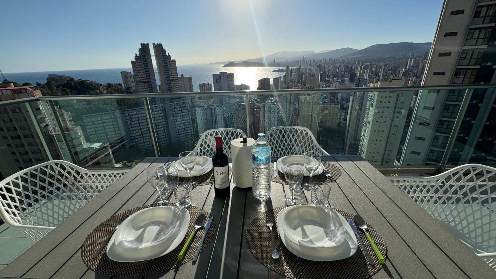 Highrise Apartment With Stunning Views From Private Balcony 85 เบนิดอร์ม ภายนอก รูปภาพ